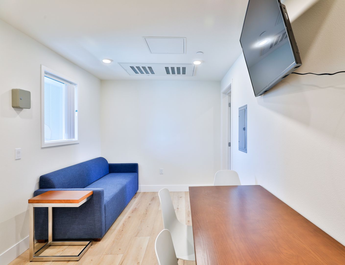 Los Angeles Apartment: 1073 Exposition Blvd