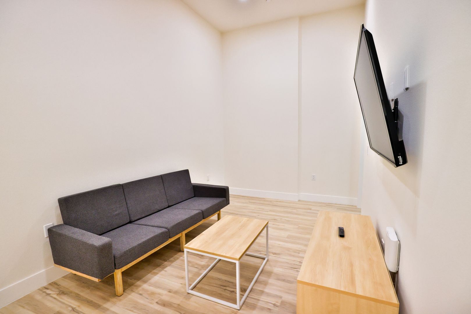Los Angeles Apartment: 1421 W Adams Blvd