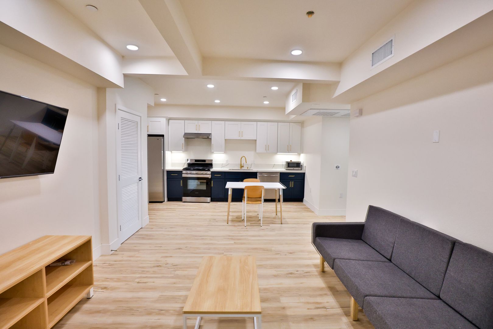 Los Angeles Apartment: 1421 W Adams Blvd