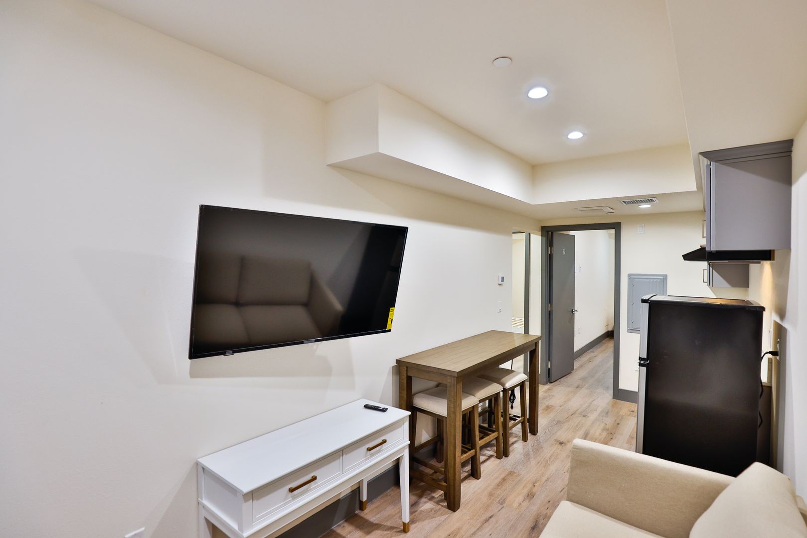 Los Angeles Apartment: 1180 W 37th Pl