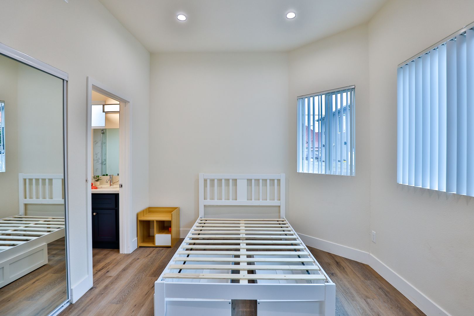Los Angeles Apartment: 1219 W 25th St
