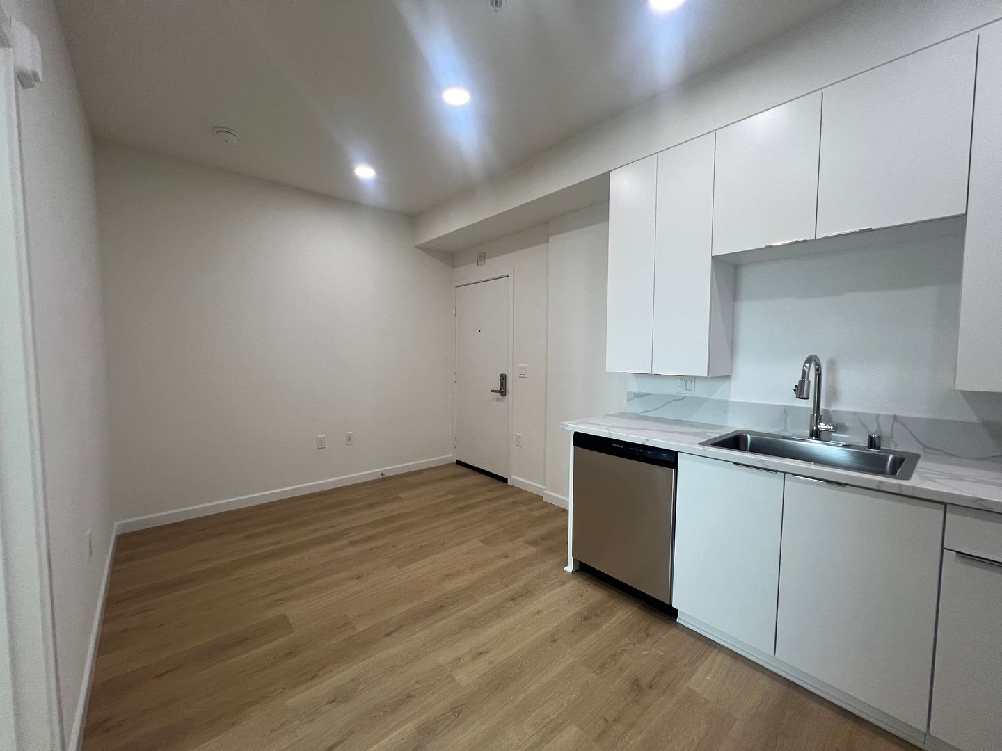 Los Angeles Apartment: 2900 S Orange Dr