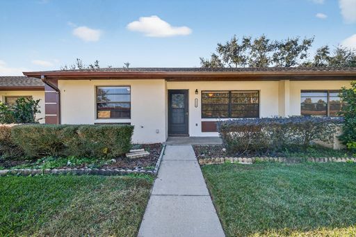 Charming 55+ 2-Bedroom Condo with Community Pool in Tavares