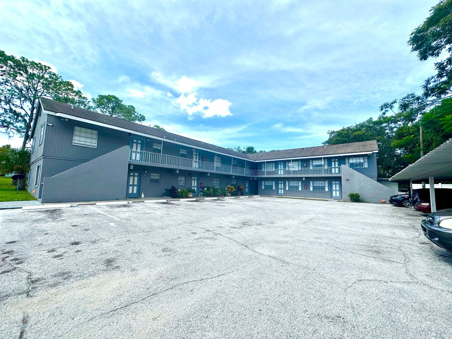 Eustis Apartment: 400 North Hawley Street