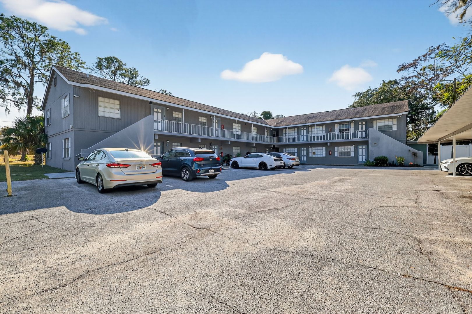 Eustis Apartment: 400 North Hawley Street