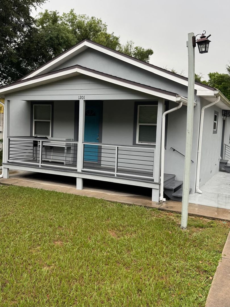 Winter Haven House: 1201 Crestwood Dr