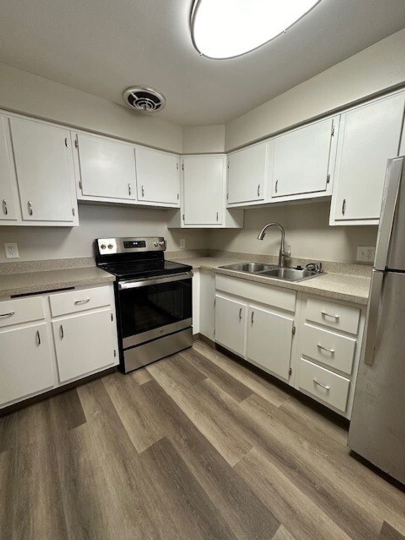 Madison Apartment: 420 N Segoe Rd