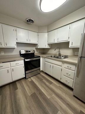 Charming 2-bedroom + den apartment in Prime Location! – photo 1