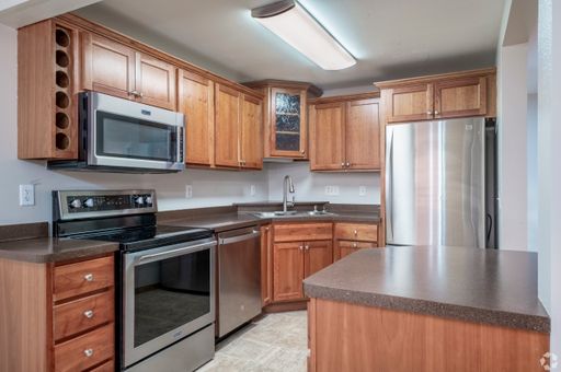 Charming 2-bedroom + den apartment in Prime Location! – photo 1