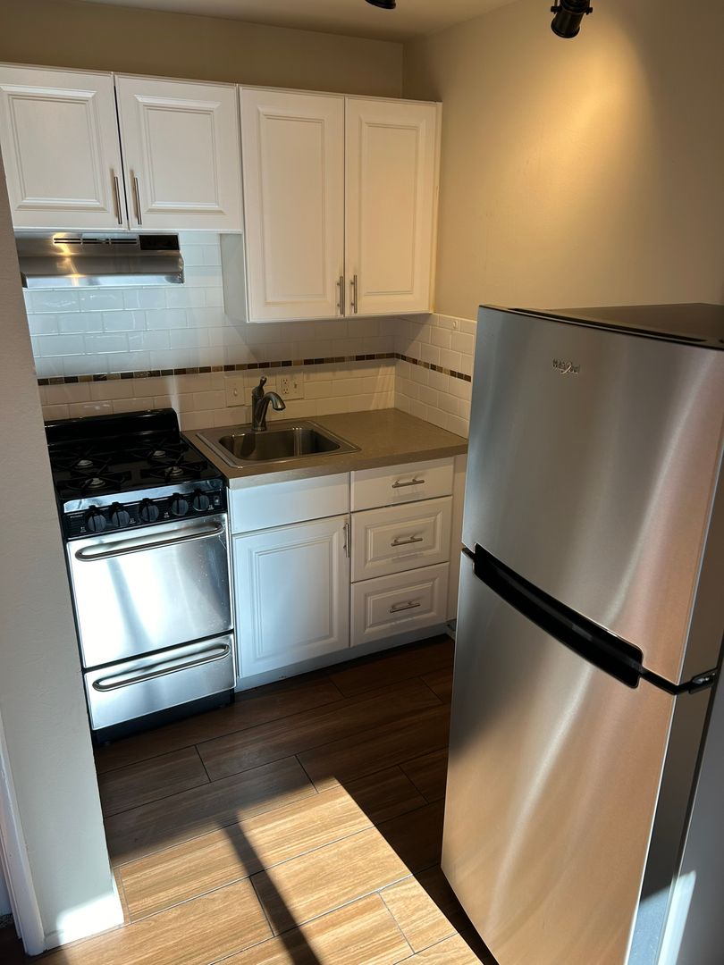 Belmont Apartment: 1160 Elmer Street