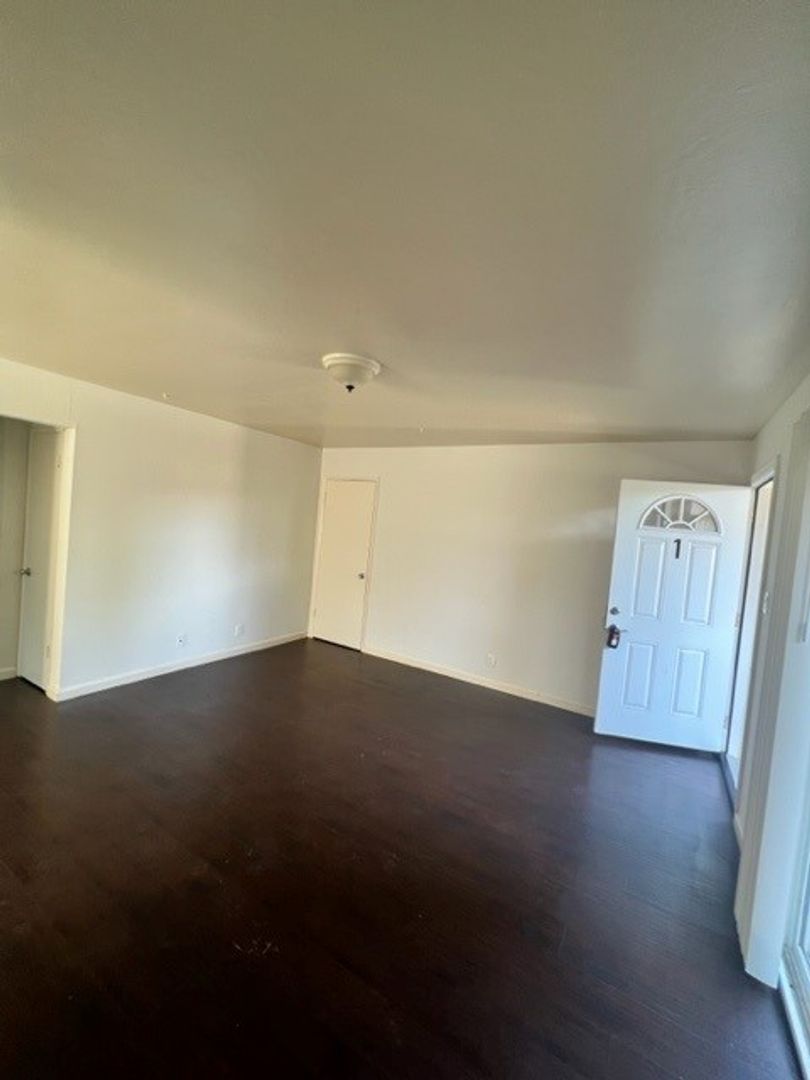 Campbell Apartment: 991-997 Ravenscourt Avenue