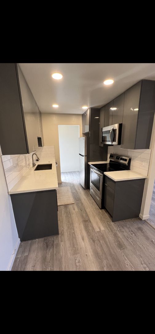 Redwood City Apartment: 2483 Middlefield Road