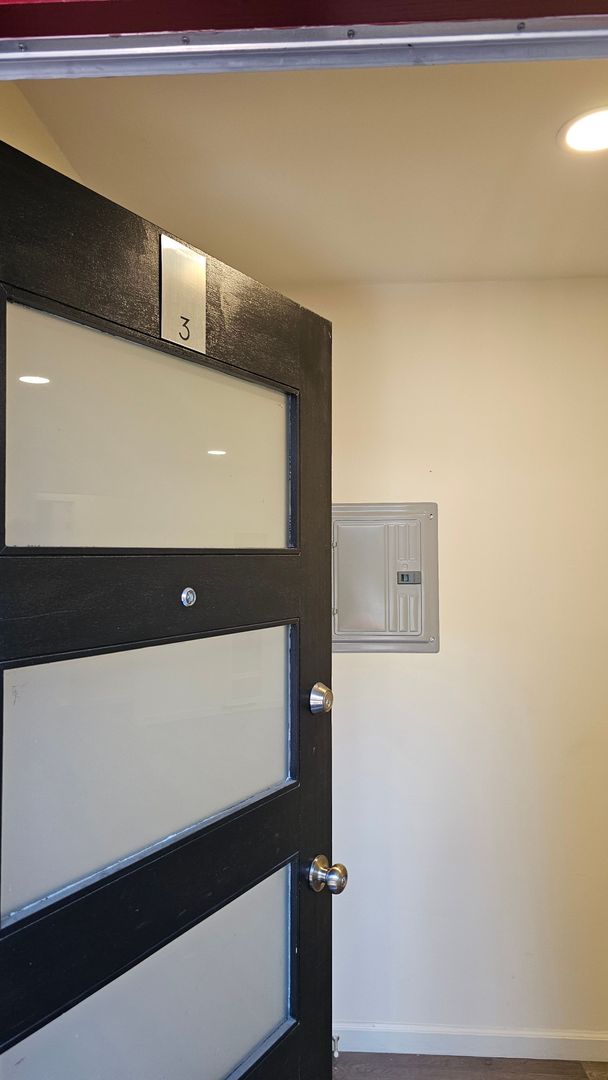 Redwood City Apartment: 2483 Middlefield Road