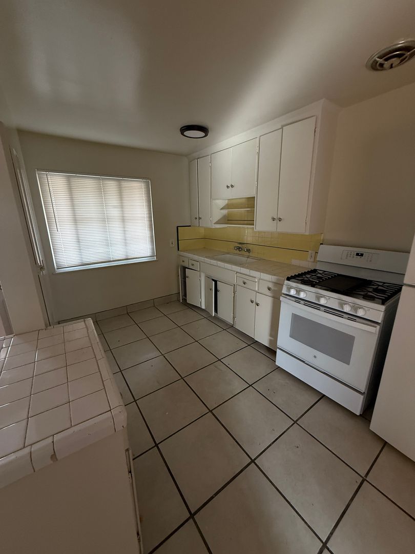 418 - 142 &amp; 150 Graham Ave