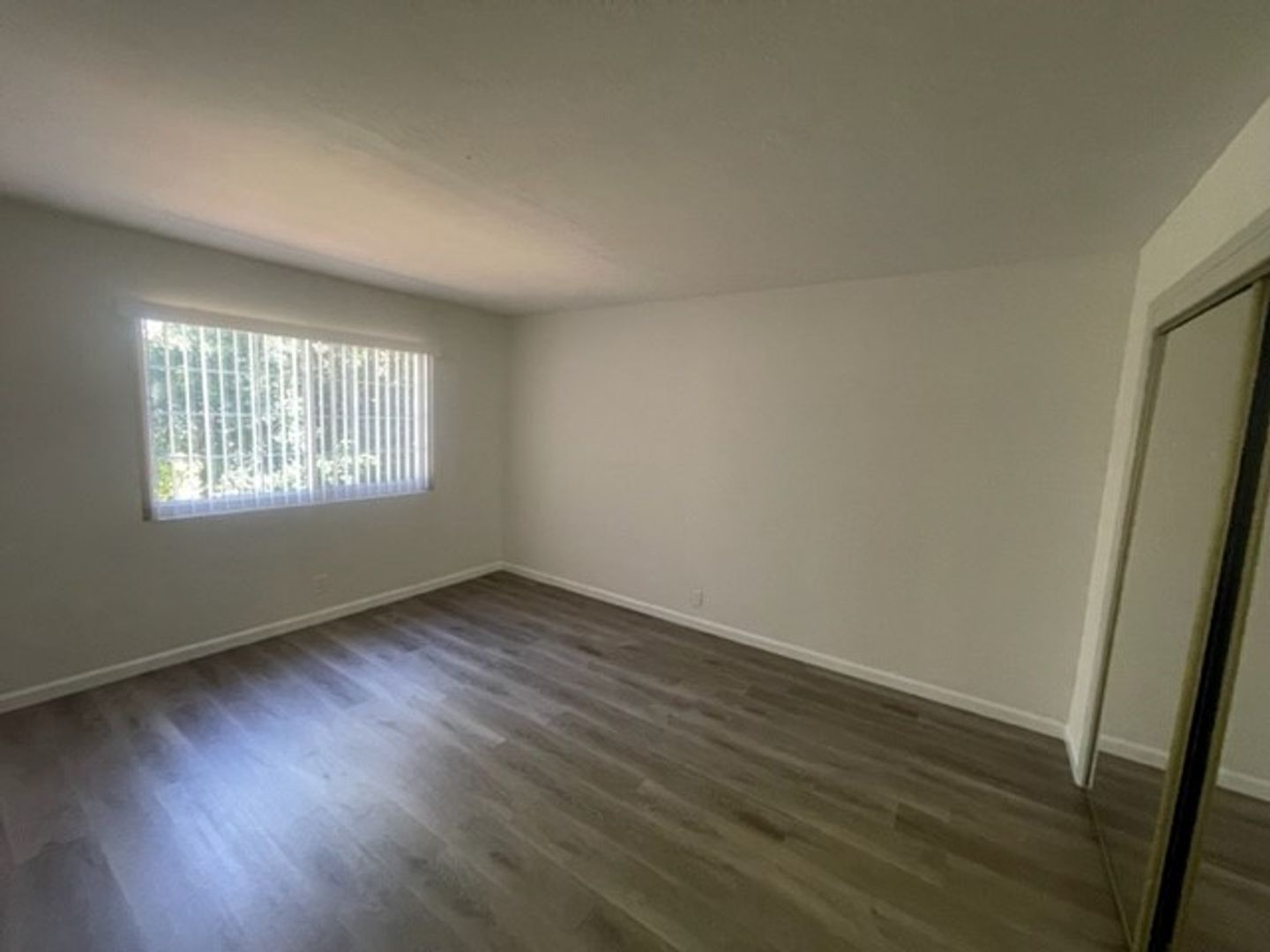 Campbell Apartment: 991-997 Ravenscourt Avenue