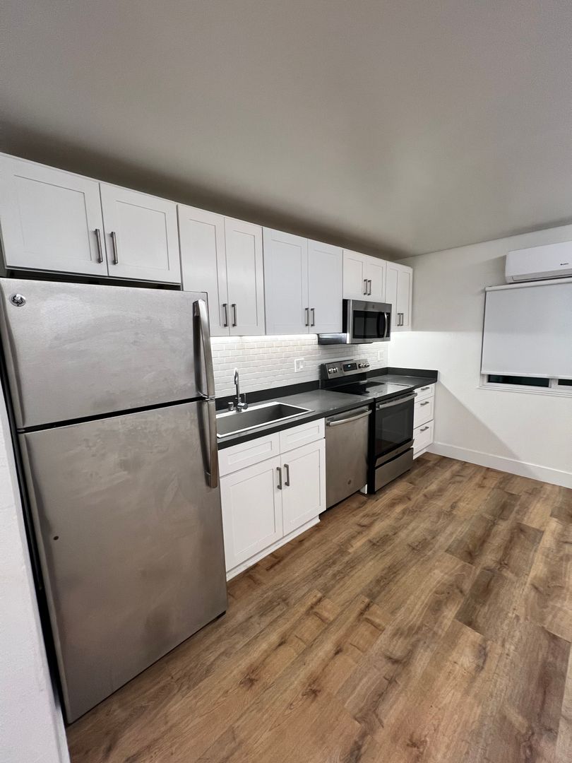 Newark Apartment: 6437 & 6453 Baine Avenue