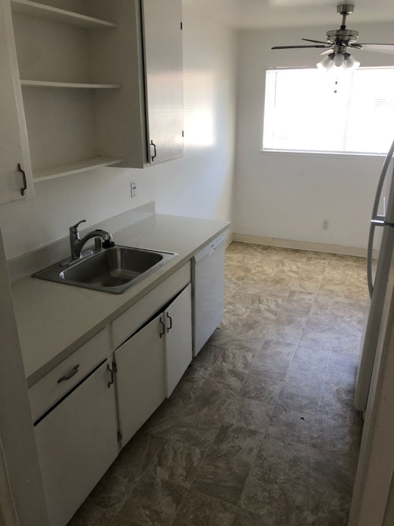 Sunnyvale Apartment: 696 Alberta Ave.