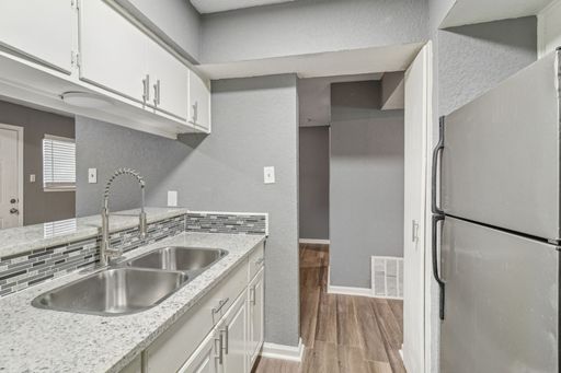 One Bedroom One Bathroom Apartment – photo 1