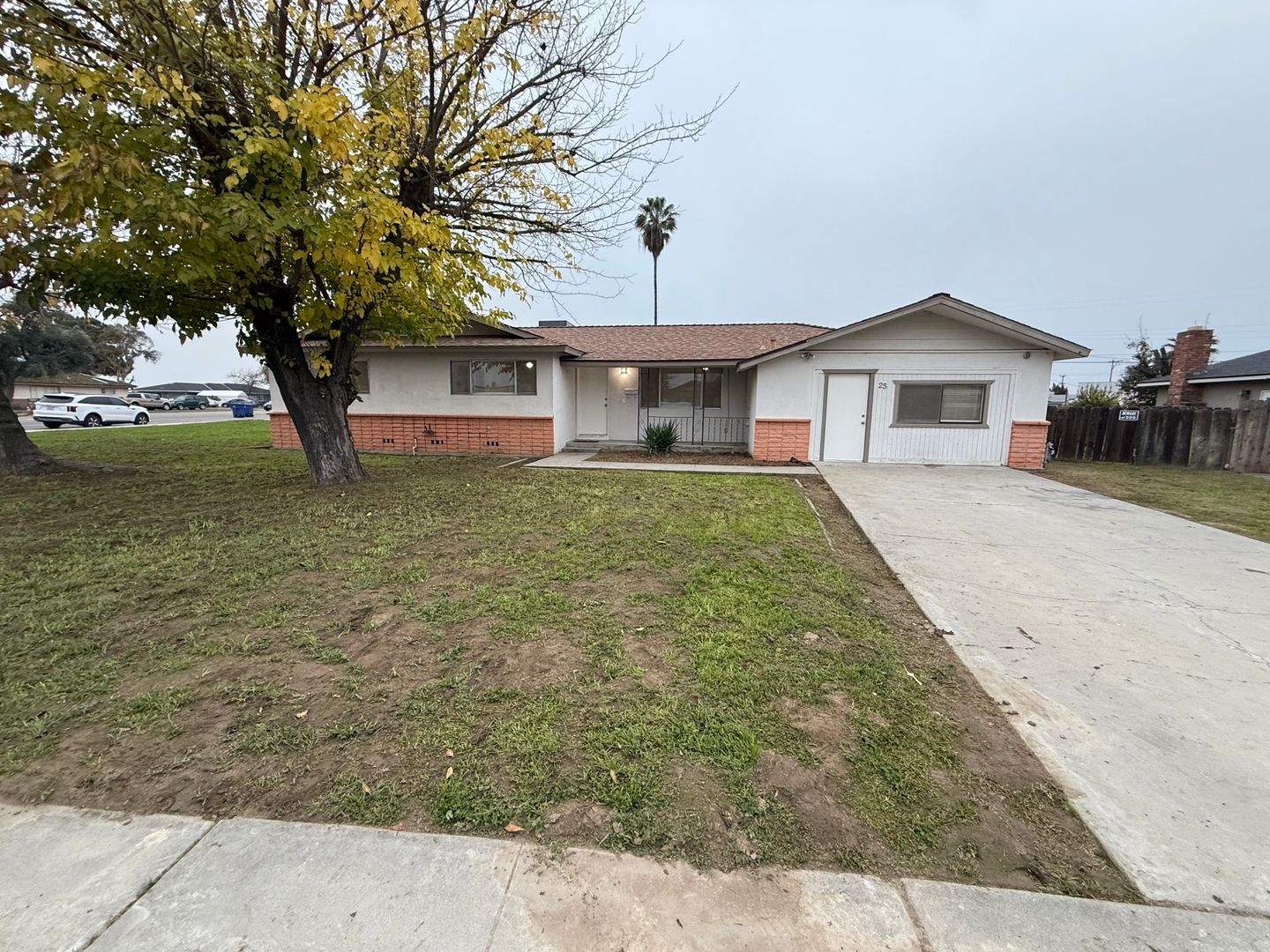 Lemoore House: 25 Acacia Dr.