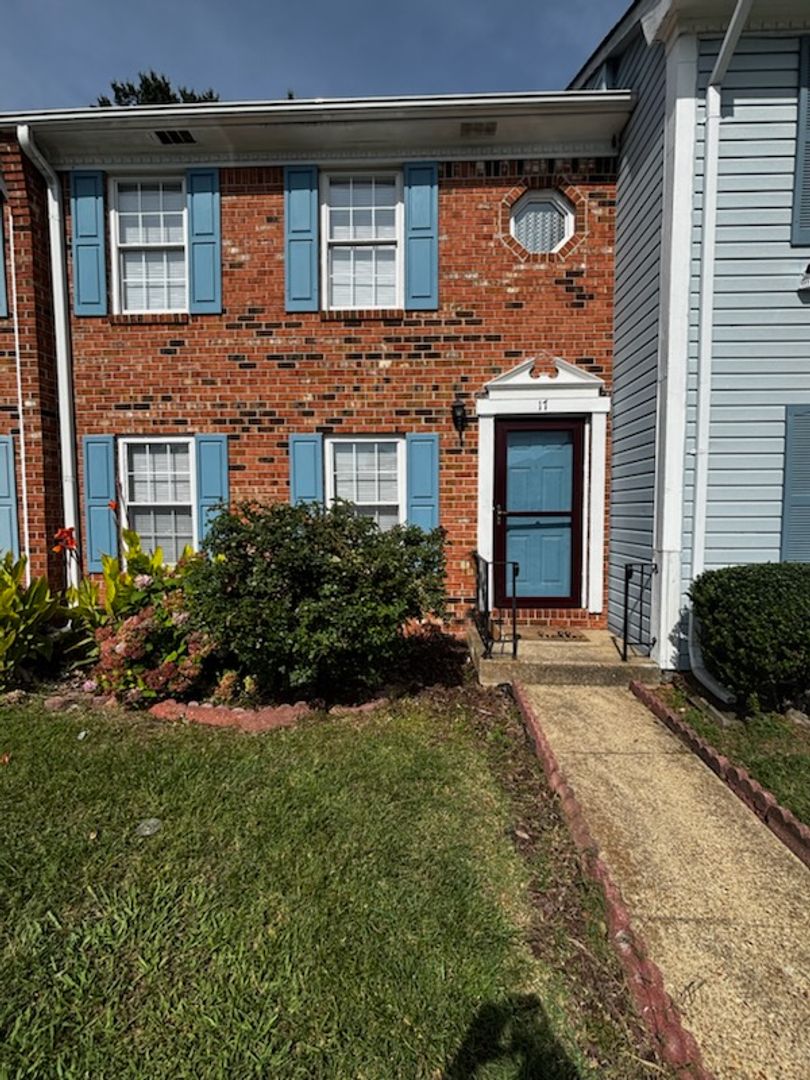 Hampton Townhome: 17 S Gawain Way