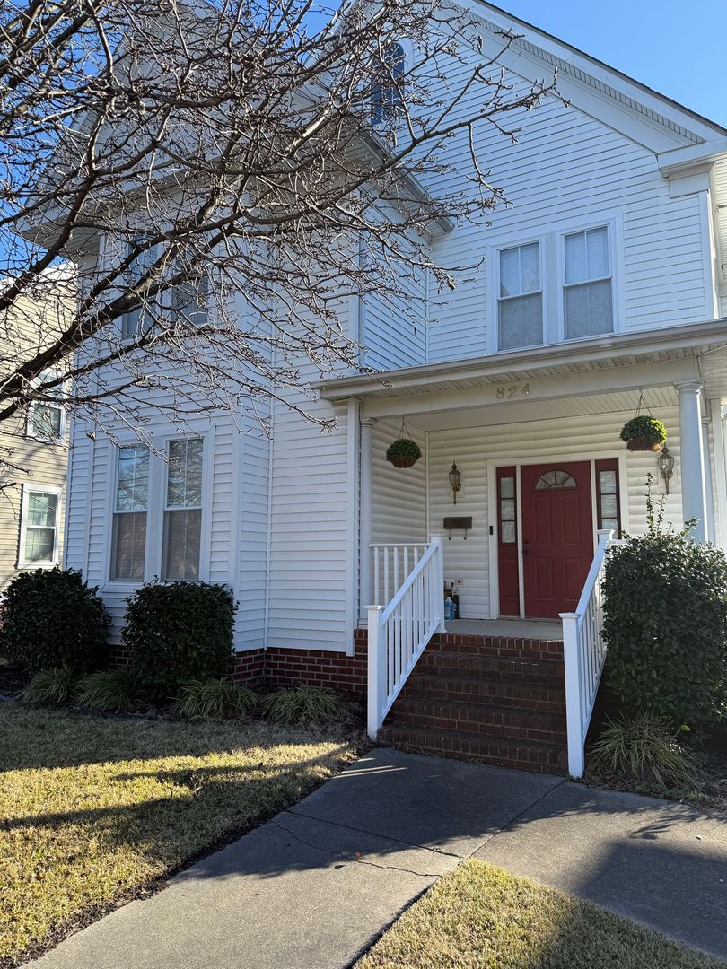 Norfolk House: 824 S Main St