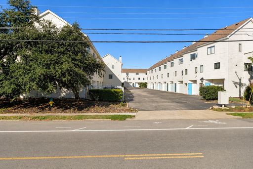 Spacious 2-Bedroom Condo! – photo 1