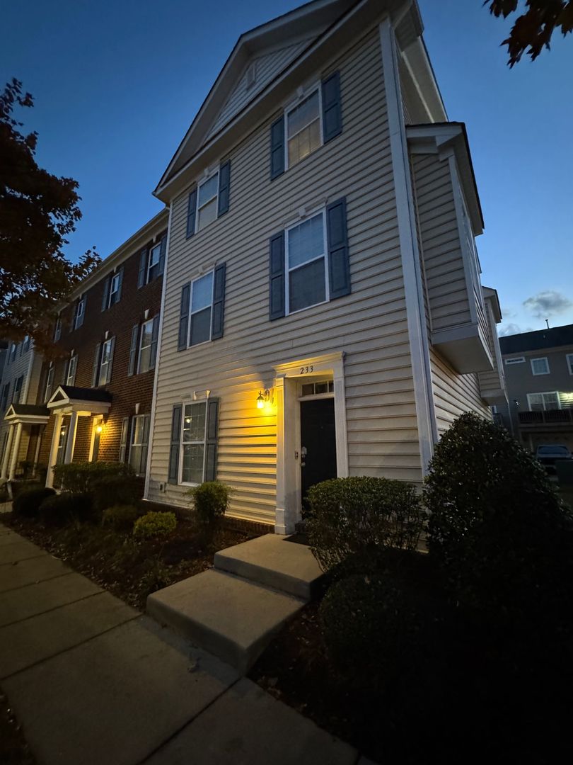 Virginia Beach Townhome: 233 Carnelian St