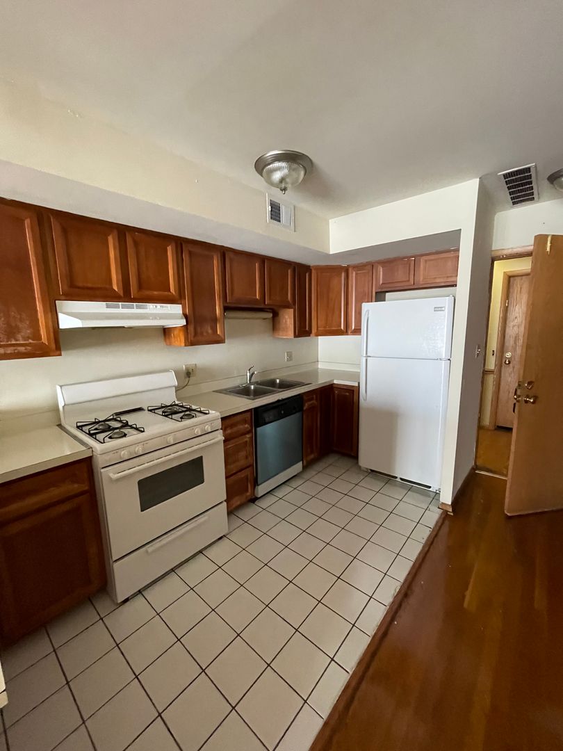 Columbus Apartment: 70 W. Northwood Avenue