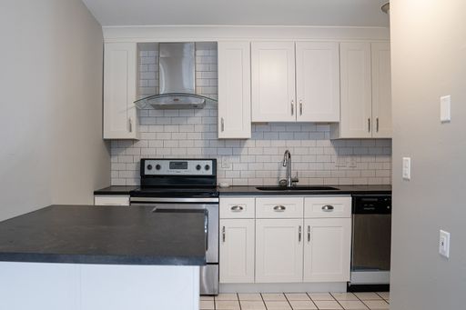 5 bedroom 2 bath – photo 1