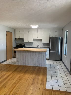 4 bedroom 2 full bath with deck. – photo 1