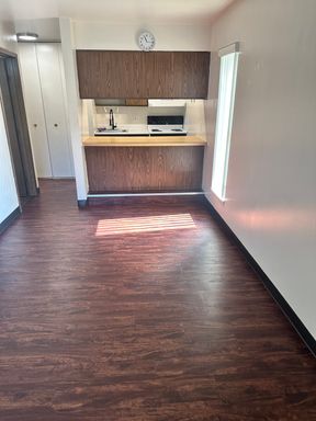 Corner Studio - Brand New Luxury Plank Flooring – photo 1
