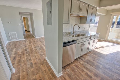 Luxury Remodeled 2 Bedroom 1 Bath Apartment – photo 1