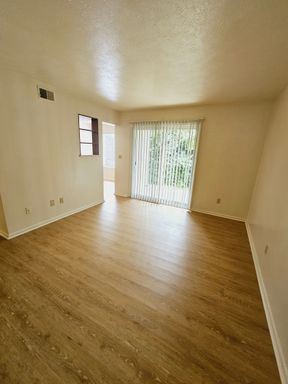 1 Bedroom 1 Bath Apartment All Vinyl – photo 1