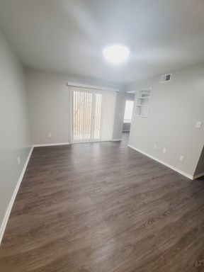 1 Bedroom 1 Bathroom Fully Remodeled Apartment – photo 1