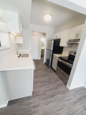 1 Bedroom 1 Bath Luxury Remodeled Apartment – photo 1