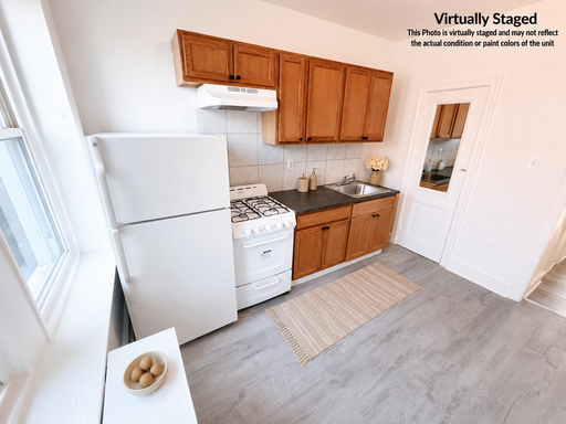Spacious 2BR/1BA Apartment with Porch/Deck – photo 1