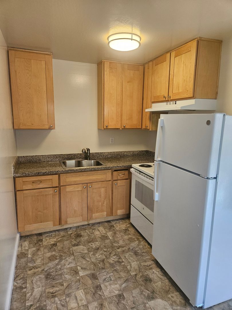 Redwood City Apartment: 422 Redwood Ave.