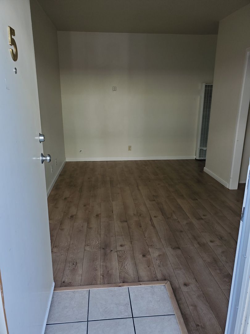 Redwood City Apartment: 422 Redwood Ave.