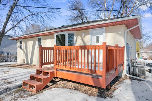 Beautiful 3bd upper duplex on large lot ;Maple Grove avail NOW
