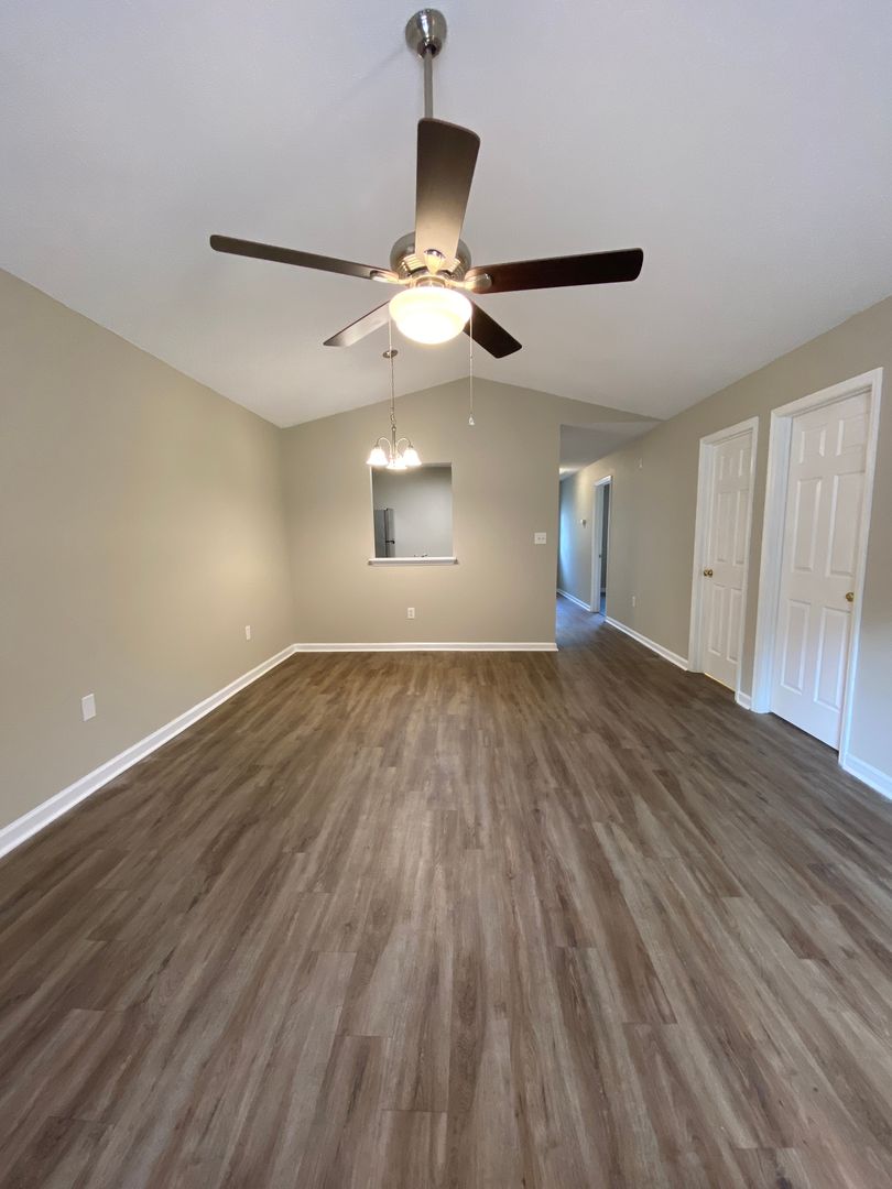 Athens Apartment: 101 Cameron Court