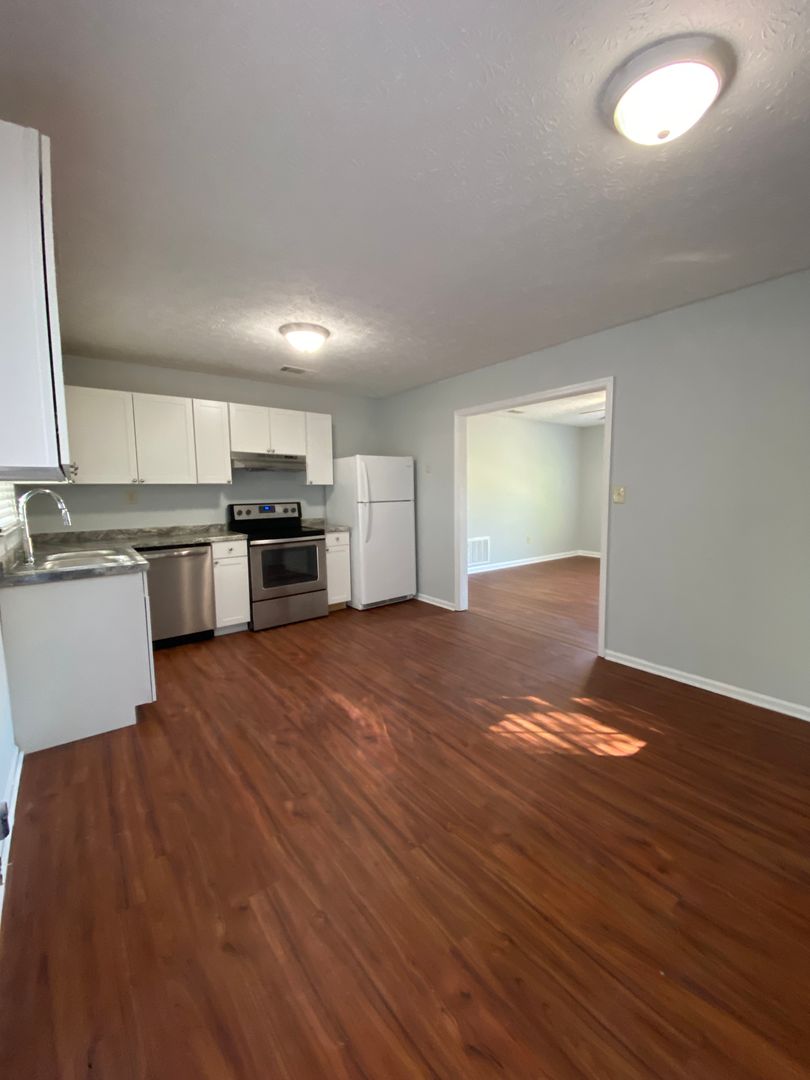 Athens Apartment: 109 Barrington Pl