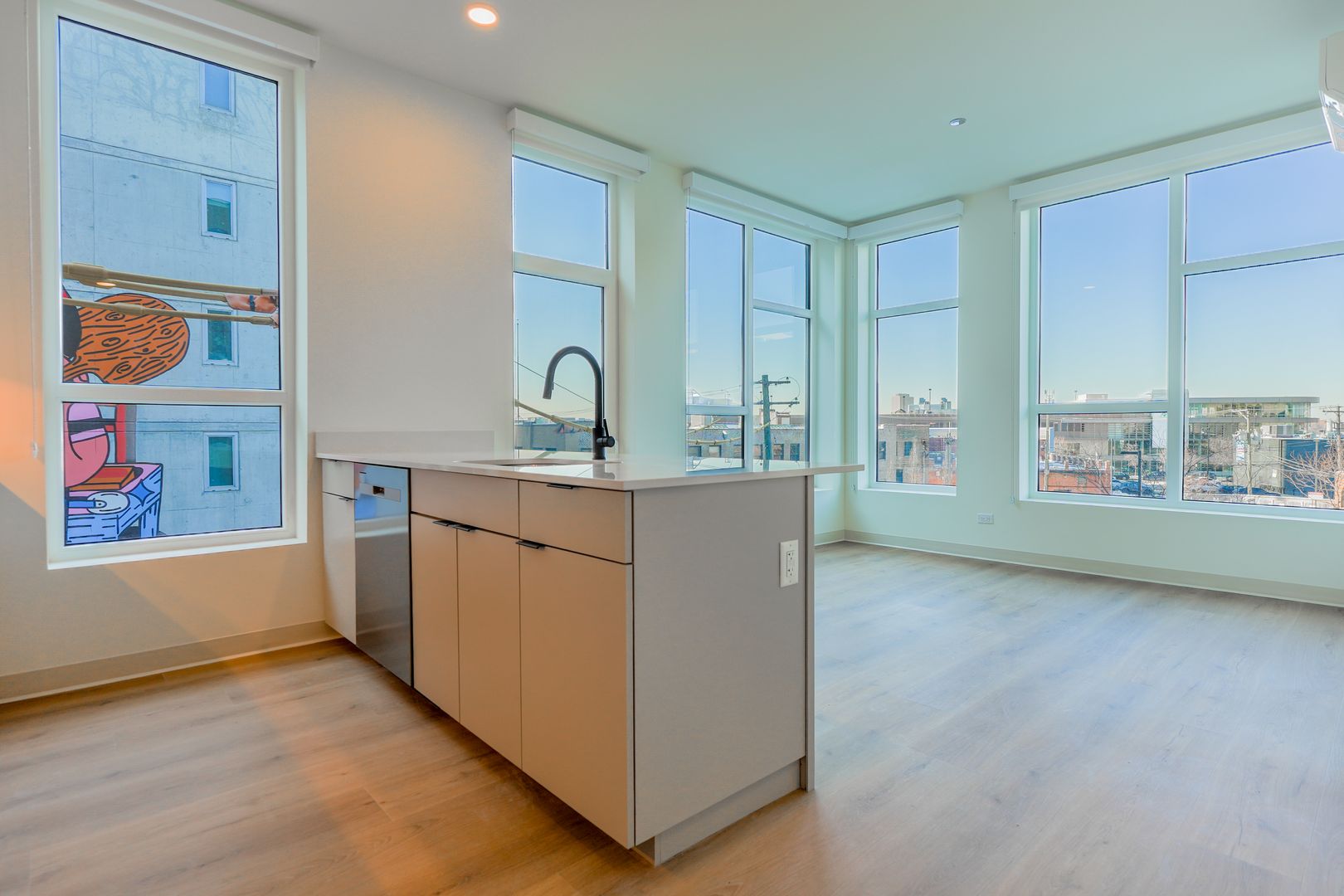 Chicago Apartment: 1529 N Fremont St