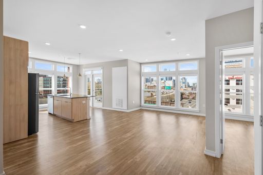 Spacious Two Bedroom w/ Amazing Views! – photo 1