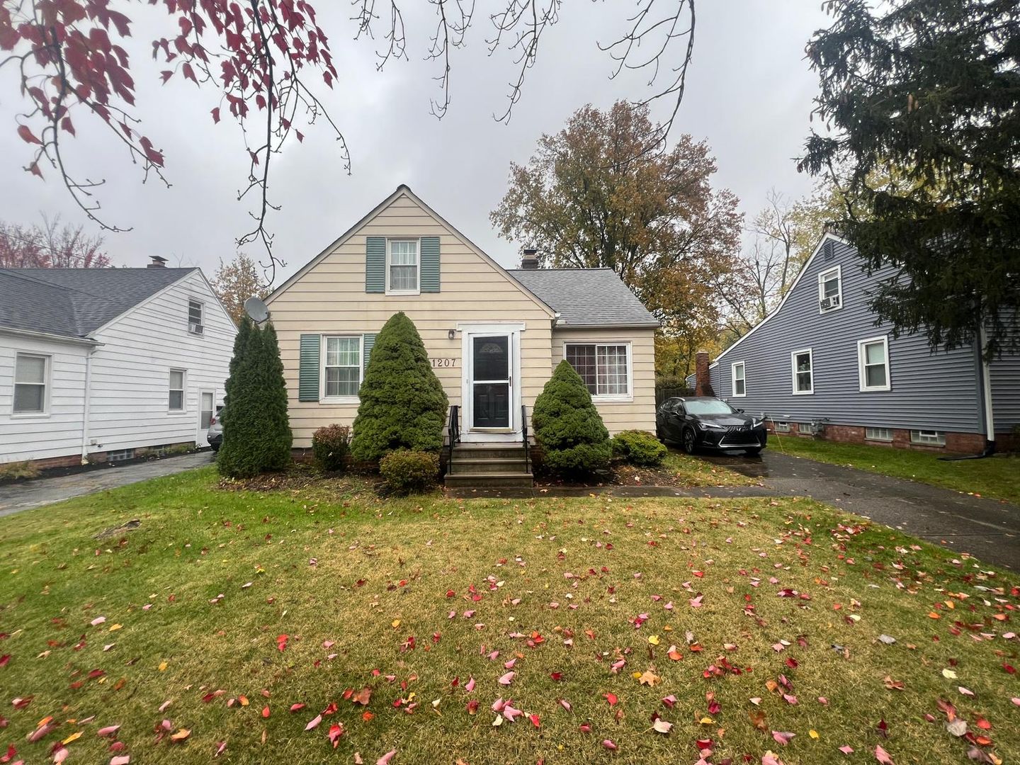 Lyndhurst House: 1207 Churchill Rd