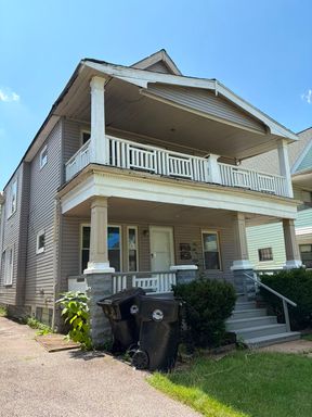 Comfortable 2-Bedroom Upper Unit Near Shaker Square – photo 1