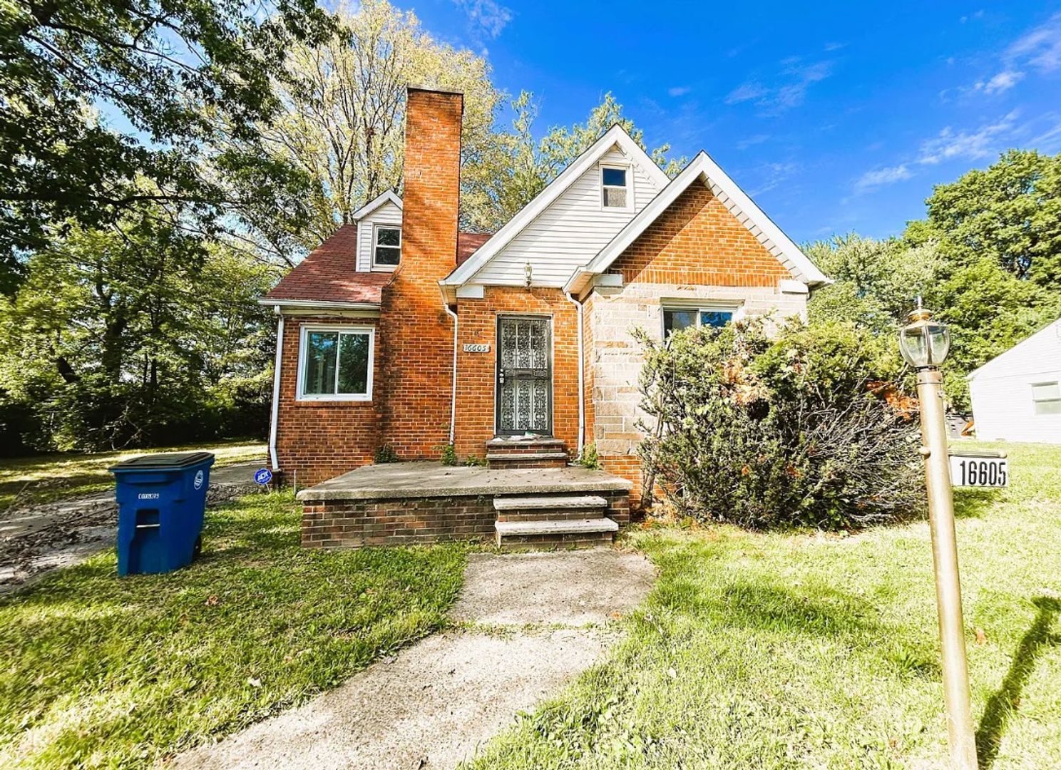 Cleveland House: 16605 Chateau Avenue