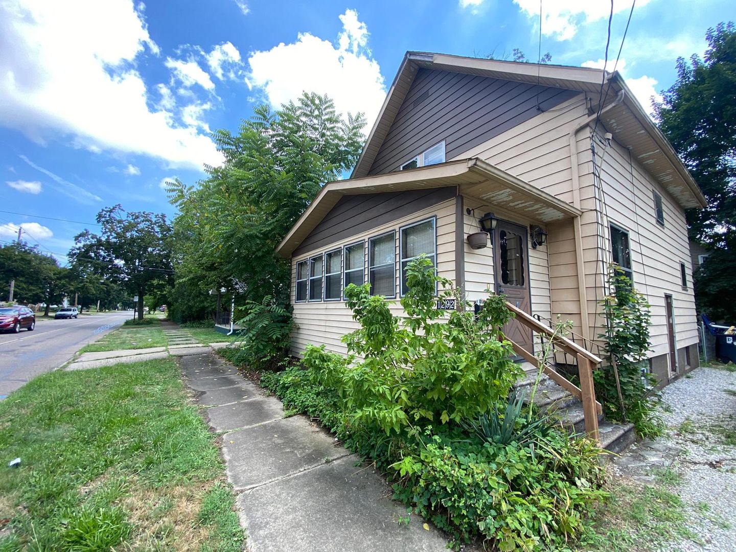 Akron House: 1292 W Wilbeth Rd