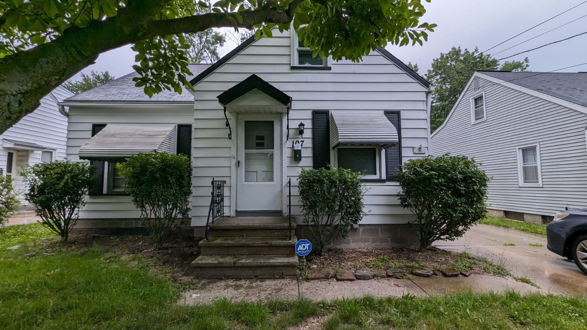 Bedford House: 107 Avalon Dr