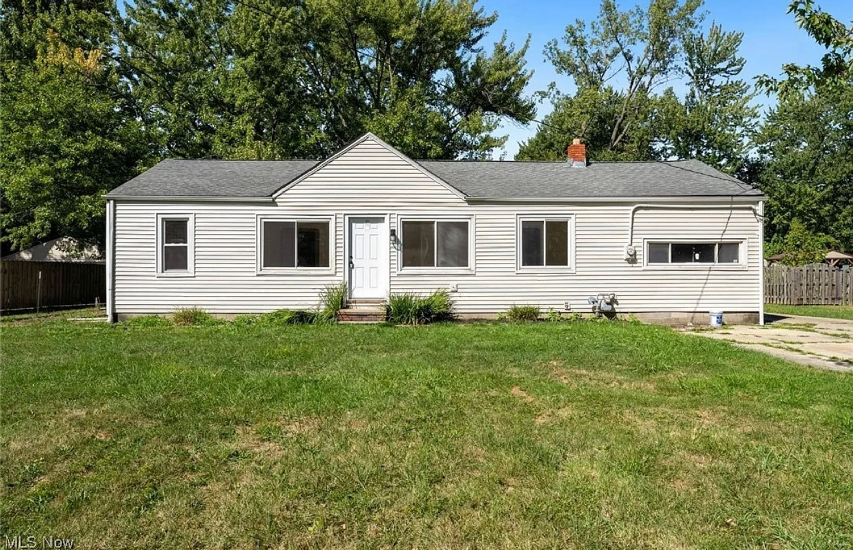 Mentor House: 7407 Hawk Avenue