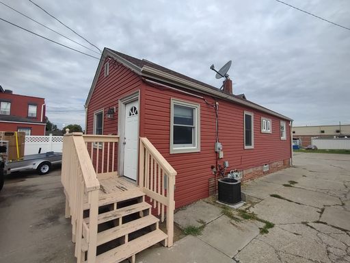 Bungalow - Located at the Heart of Downtown Willoughby! – photo 1